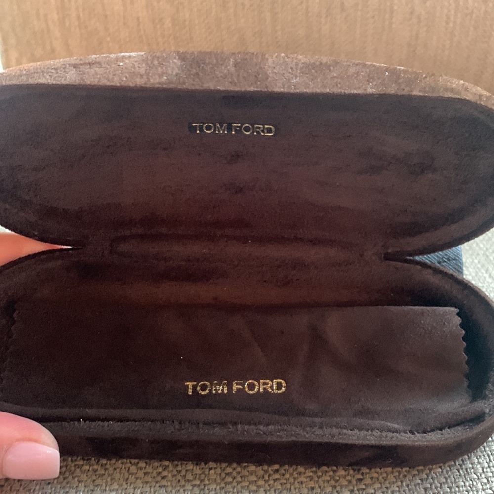 Tom Ford Women’s sunglasses.  Tortoise shell with gold accent. - Picture 4 of 6